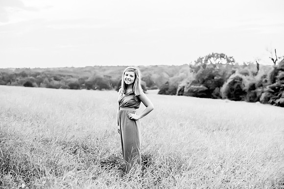 {SOCIAL SHARE} Hannah King Photography senior girl potrait outdoor Mary August-54