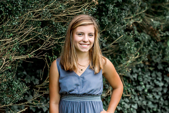 {SOCIAL SHARE} Hannah King Photography senior girl potrait outdoor Mary August-50