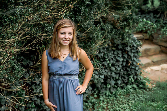 {SOCIAL SHARE} Hannah King Photography senior girl potrait outdoor Mary August-49