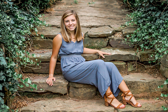 {SOCIAL SHARE} Hannah King Photography senior girl potrait outdoor Mary August-47