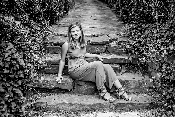 {SOCIAL SHARE} Hannah King Photography senior girl potrait outdoor Mary August-46
