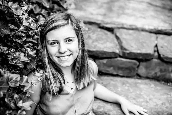 {SOCIAL SHARE} Hannah King Photography senior girl potrait outdoor Mary August-43
