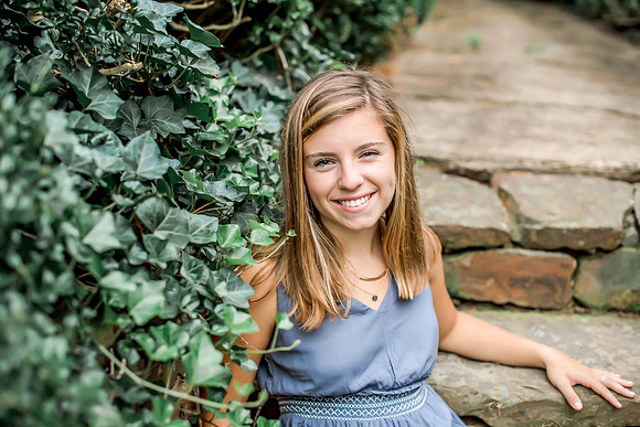 {SOCIAL SHARE} Hannah King Photography senior girl potrait outdoor Mary August-40
