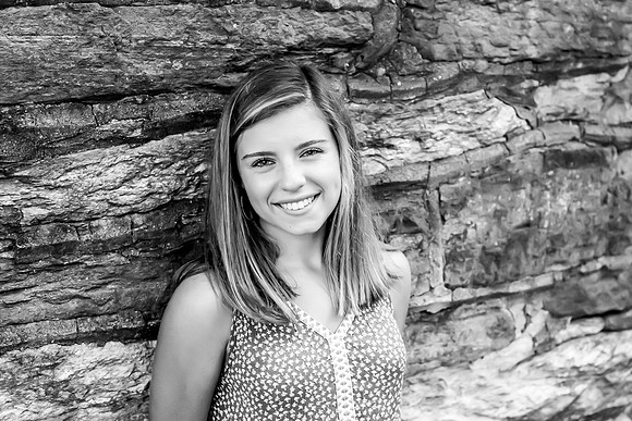 {SOCIAL SHARE} Hannah King Photography senior girl potrait outdoor Mary August-39