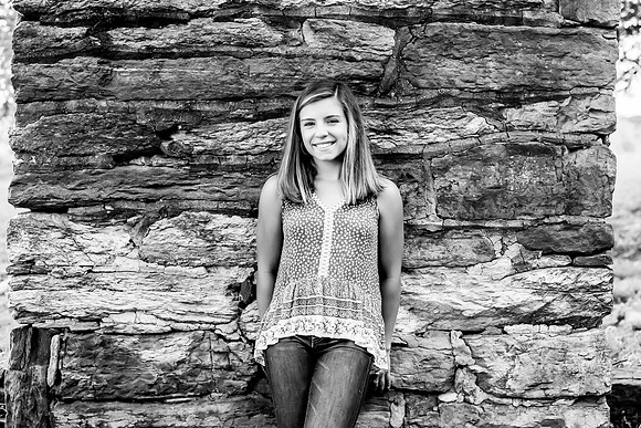 {SOCIAL SHARE} Hannah King Photography senior girl potrait outdoor Mary August-35