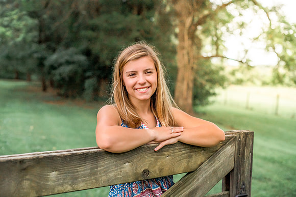 {SOCIAL SHARE} Hannah King Photography senior girl potrait outdoor Mary August-30