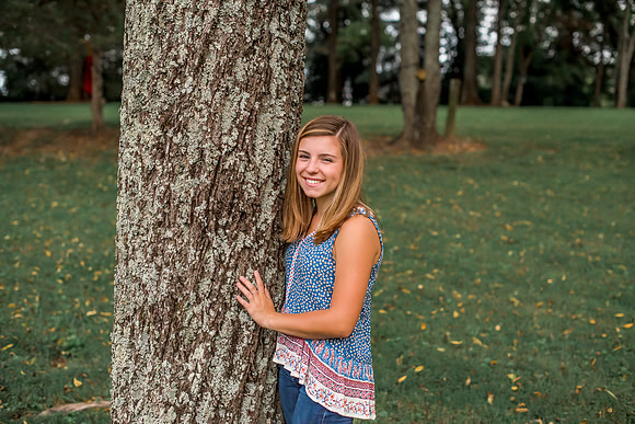 {SOCIAL SHARE} Hannah King Photography senior girl potrait outdoor Mary August-29