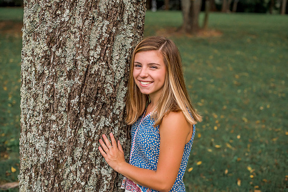 {SOCIAL SHARE} Hannah King Photography senior girl potrait outdoor Mary August-28