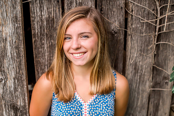 {SOCIAL SHARE} Hannah King Photography senior girl potrait outdoor Mary August-27
