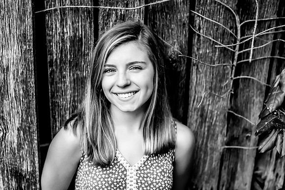 {SOCIAL SHARE} Hannah King Photography senior girl potrait outdoor Mary August-26