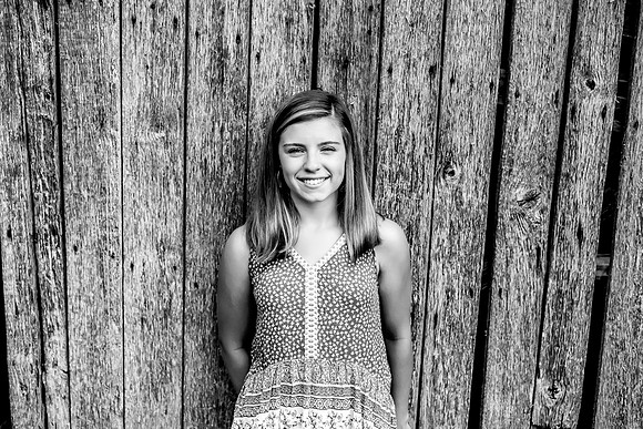 {SOCIAL SHARE} Hannah King Photography senior girl potrait outdoor Mary August-23