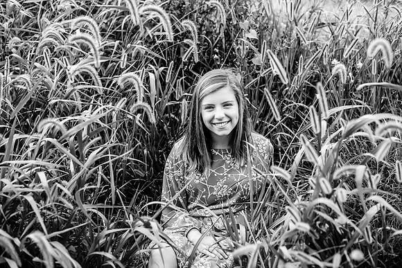 {SOCIAL SHARE} Hannah King Photography senior girl potrait outdoor Mary August-8