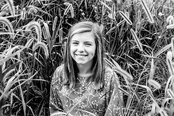 {SOCIAL SHARE} Hannah King Photography senior girl potrait outdoor Mary August-6